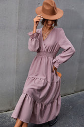 Kleid mit V-Ausschnitt und elastischer Taille